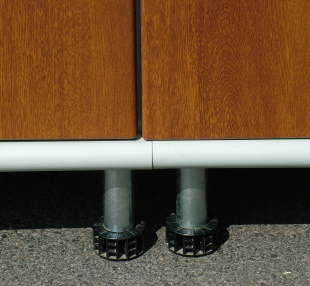 ECOLockers öltözőszekrény: állítható magasságú horganyzott lábak